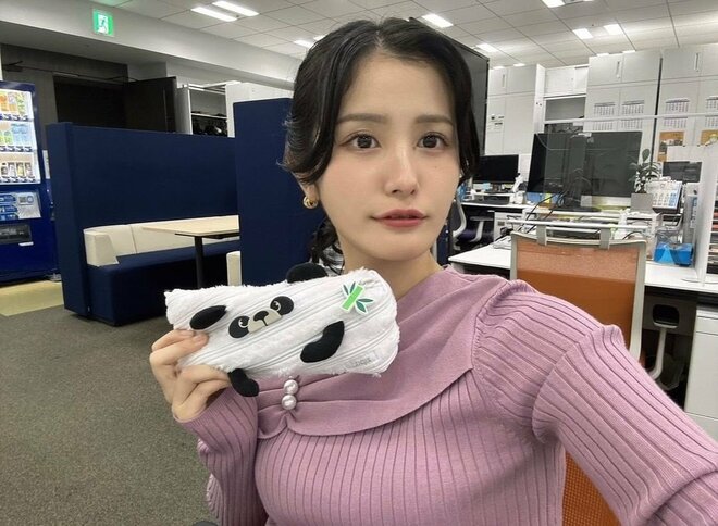 “虫歯だらけ”のテレ東美人アナ、すっぴんメガネの「回転寿司でラーメンを待つ女」投稿にツッコミ殺到！の画像