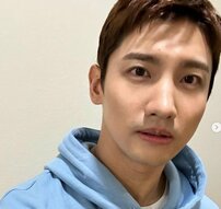 「ギュッて抱いて愛情感じるよ」東方神起・チャンミン“溺愛相手とハグ”無精ひげツーショット公開「幸せなお顔」