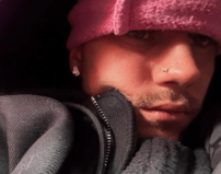 「“嫌いならこんなことできる？”」ジャスティン・ビーバー、妻の胸元に手を…“濃密ハグ”で不仲説一蹴