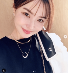 「何歳になったかわかりません！」平子理沙、ピンクニット姿で“年齢非カウント”宣言！加速する美魔女ぶりに「魔法の国の人みたい」「可愛すぎてやばい」