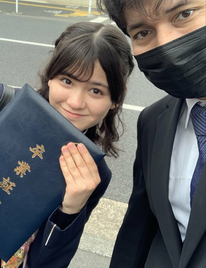 「親子そっくり」元人気ジャニーズJr.が15歳アイドル長女の中学卒業式に参加　父娘ショット公開し大反響の画像