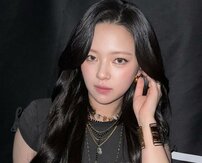 TWICEジヒョが撮影したジョンヨンの“色素薄い系”ヘア＆メイクの近影に絶賛「天使の女の子みたい」