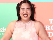 “−45kgの過去も”ゆりやん、“ぺたんこお腹”のスリムボディ近影に驚きの声　書き初めで達筆ぶりも披露