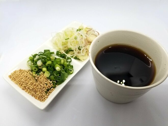 そばに欠かせないめんつゆと薬味