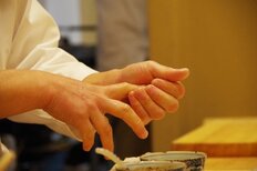 居酒屋、焼き肉、寿司屋など「チェーン店以外でも入れる」人も、20～30代男女が「“お一人様”でできること」【第4位以下】