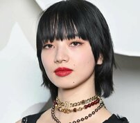 「新ビジュカッコ良すぎ」「BLEACHすぎる」小松菜奈、久々の重め前髪姿に反響　韓国ブランド起用で別格存在感