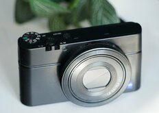 “流行”は実家のクローゼットから!!　Z世代のオシャレ最前線が「親のお下がり」になったワケ