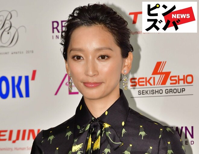 杏、ミニ丈衣装で“パリコレ級”スラリ美脚あらわ 38歳＆3児の母とは思えぬ圧巻美ボディ健在の画像