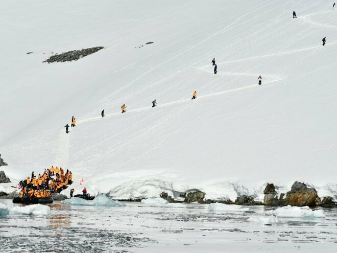 南極大陸に上陸する旅行者たち