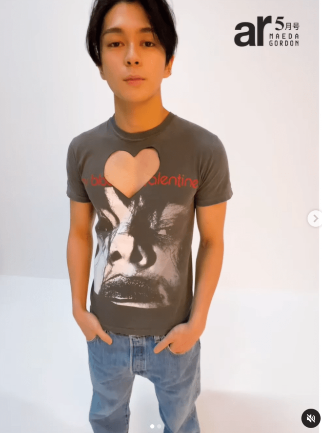 「ずーっと見てしまいます」眞栄田郷敦、色気ダダ洩れオフショと“甘〜いウィスパーボイス動画”公開も大胆衣装に視線集中「胸元ちょん切った方神様ですか?」「色っぽ過ぎて...」の画像