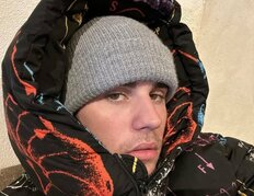 「まるで小さなジャスティン」ジャスティン・ビーバーが公開、1歳息子の激かわ“フーディウォーク”姿に驚きの声