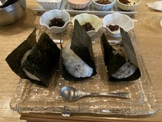 「おにぎりとおむすびの違い」も解説の“自分で握れるワークショップ”が訪日外国人に大人気 沸騰の背景を聞いた