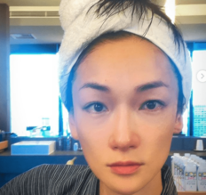 「姐さんおでこに筋たってますわ」冨永愛、中国でバズり中の“本当に臭い食べ物”実食姿に反響「もぐもぐのお顔、かわいいって」