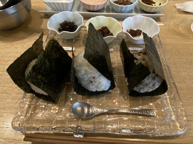 「おにぎりとおむすびの違い」も解説の“自分で握れるワークショップ”が訪日外国人に大人気 沸騰の背景を聞いたの画像