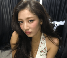 TWICEジヒョ、スラリ美脚＆ハイヒールからのぞく左足首に「それタトゥーじゃない？」熱視線　K-POP界でも広がる“タトゥーファッション”