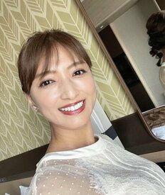 “奇跡の54歳”人気フリーアナ、ミニスカ×パンスト姿公開し大反響「モデルさん」「スタイル良すぎ」