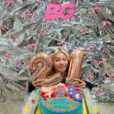 「SNS総フォロワー数300万人超」大人気インフルエンサー”とうあ”の魅力とは？“腹筋全開”の「憧れのファッションセンス」と「飾らない自由さ＆さらけ出す強さ」