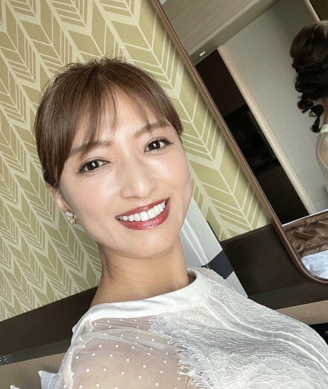 “奇跡の54歳”人気フリーアナ、ミニスカ×パンスト姿公開し大反響「モデルさん」「スタイル良すぎ」の画像