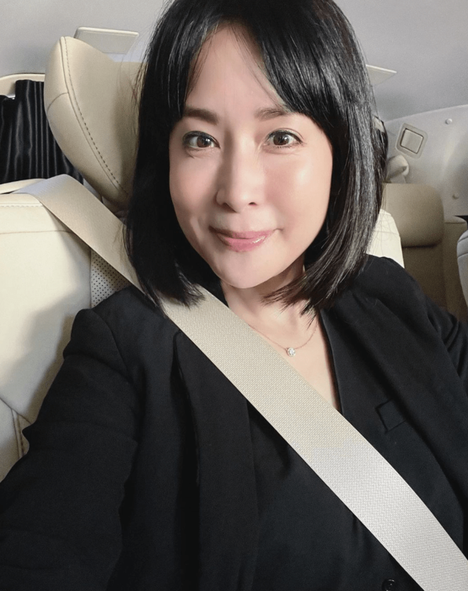 「めちゃくちゃ綺麗なうなじ」46歳2児の母・内田恭子“妖艶な美背中”披露にファンも思わずため息「こんなショットは初めてですね!!」の画像