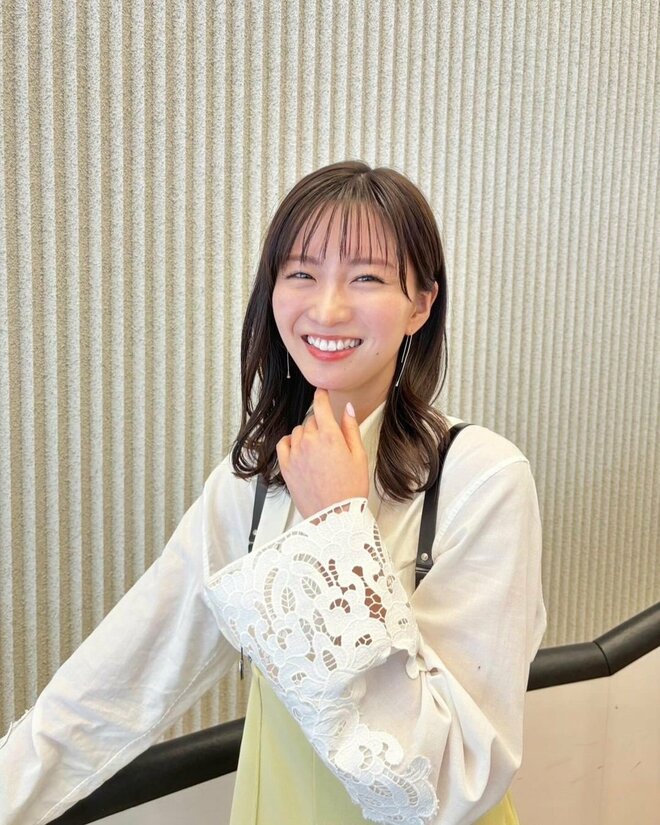 「なんだ、この可愛さ」岡崎紗絵、スラリ脚全開＆とろける笑顔がかわいすぎる！『Ray』撮影姿に「さすがに天使」の画像