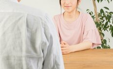 なにかと褒めてくれるのはいつも見てくれているから、10～30代女子が「“私のこと好き？”と思う異性の言動」【トップ3】