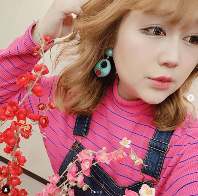 「どこのモデル様かと思ったら」“激痩せ”りんごちゃん、浜崎あゆみふう金髪ヘアをなびかせたマリンコーデ姿がいい女感たっぷり！の画像