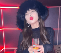 「魔性の女過ぎる」韓国の元人気アイドル“まさかの相手”と堂々手つなぎ投稿が物議「ドン引き」