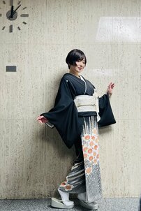 「え、どういう服…？」椎名林檎の“パリコレモデル”風ドレス姿に騒然　金髪ショートの最新ビジュアルが話題沸騰
