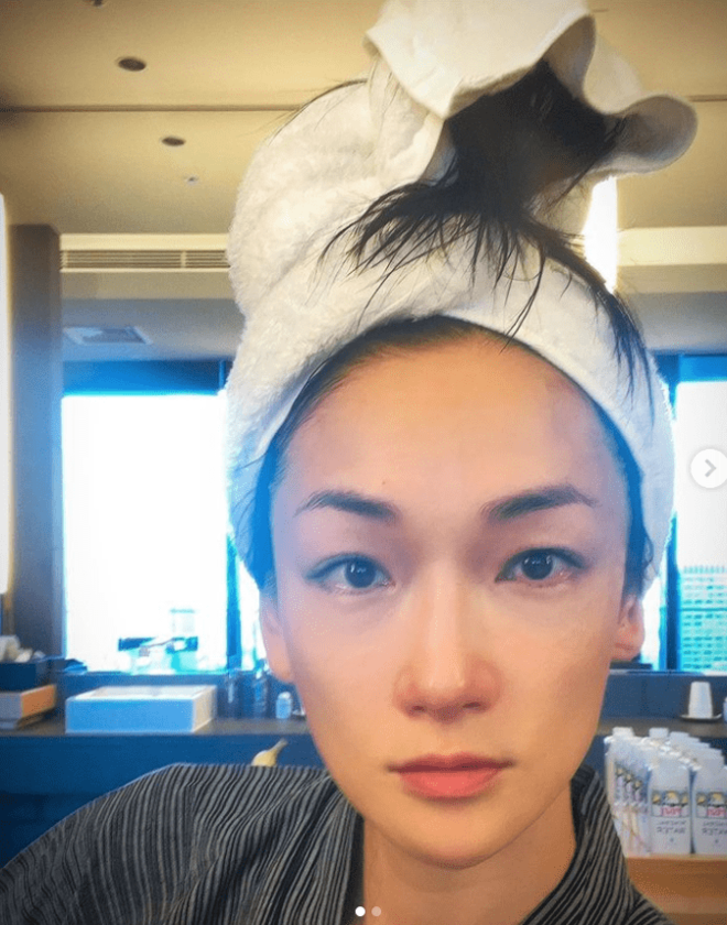 「姐さんおでこに筋たってますわ」冨永愛、中国でバズり中の“本当に臭い食べ物”実食姿に反響「もぐもぐのお顔、かわいいって」の画像