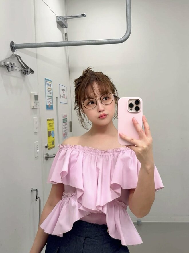 鈴木奈々、“52キロ”ヘソ出しショーパン姿の健康美に「理想の体型です」　4年で体重5キロ増の体型変化で新境地の画像