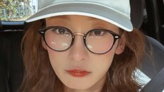 「びっくり」「今わたしもなってます」40歳・二児の母モデル、“左目が真っ赤”に…共感の声も集まるワケ