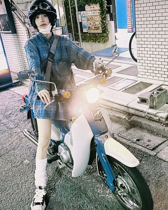 バイクにまたがるあのちゃん