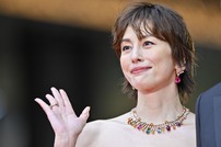 米倉涼子のダンサー恋人、“逮捕状請求”後も国外へ雲隠れのなか…職場のダンススクールで起きていた“決定的異変”