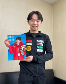 「かっこよくなりましたね」フィギュア鍵山優真、初々しいスーツ姿のレアショット公開！「こんな姿を見せてくれるのも嬉しい」