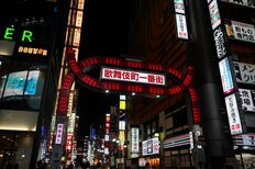 国が「悪辣ホストクラブ規制」に本腰も…なぜホスト沼にハマってしまうのか？DMから始まり最後は位置情報把握まで…「売掛金は1000万円」19歳女性の悲痛告白