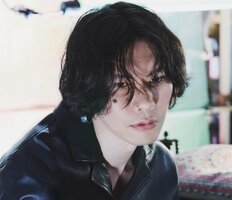 「想像を遥かに超えてる」米津玄師“おさげ髪”新アー写が話題沸騰！「み、みみみ三つ編みだぁぁ」