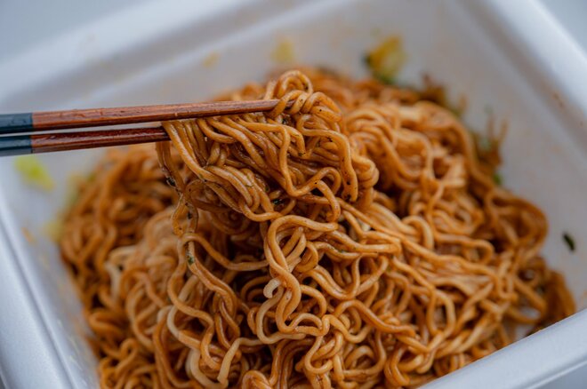 「カップ焼きそば」はかやくの入れ方＆レンチンで10倍おいしくなるの画像