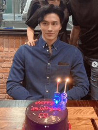 ｢世界で1番、若見えのイケメン｣と話題の56歳、写真家チュアンド・タンが“マイナス10度”の絶景で余裕のポーズ!? ｢日本にいるのヤバイ｣｢同じ空気を吸ってるの幸せ｣の声も!