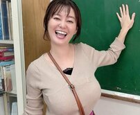 「そのカッコ破壊力ありすぎ」42歳・元NHKアナウンサー、美脚あらわなセーラー服姿で投げキス「女子高生に見えなくもない」