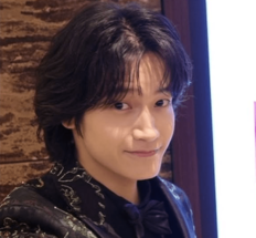 「とんでもない表紙」Aぇ! group佐野晶哉、笑顔＆素肌全開ベッドショットが沸騰  「合成かと」の声も　