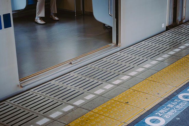 空いているときの優先席利用は個人の判断で　※画像はぱくたそ