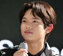 「手が綺麗すぎるのよ」『国宝』出演・黒川想矢15歳、タトゥーから一転“白エプロン蕎麦打ち”姿で魅了