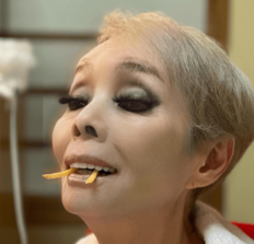 「何だか可愛い」研ナオコ、小顔きわ立つ“無表情のパック姿”が超シュール！「心もお顔も綺麗です」