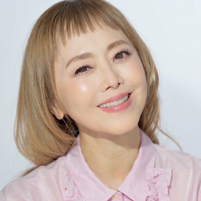 「いいおとながやめて」辛辣な声も　熊谷真実、“山手線内でメーク”…濃い眉＆変顔報告が物議の画像