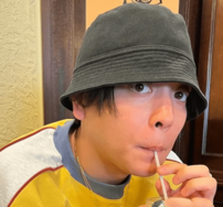 「タトゥー増えてる」「え、胸にまで…」優里、“胸板＆腕タトゥー”全開のリラックスショットが沸騰