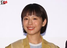 「めちゃイイ」夏帆、キュートなピンク髪で印象ガラリ　少女のようなミニ丈ルックでスラリ美脚も披露