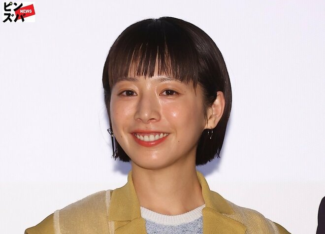 「めちゃイイ」夏帆、キュートなピンク髪で印象ガラリ　少女のようなミニ丈ルックでスラリ美脚も披露の画像