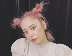 「少女にしか見えない」Chara55歳、肩タトゥーチラリ！オーバーオール姿に「いくつになっても全然変わらなくて可愛くて憧れ」