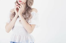 「もう若くない」「肩がイカつい」肩出しトップスより“無理”なのは？20～30代女子が「着てみたいけど勇気が出ないファッション」【トップ4】