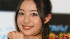 足立梨花、イチゴ狩り中の開脚ショットに反響「ハートの風船はさんでるのかと」  結婚3年の進化美貌にも熱視線
